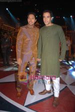 Shreyas Talpade, Tusshar Kapoor on the sets of Colors Diwali show in Yashraj Studios on 25th Oct 2010 (19).JPG